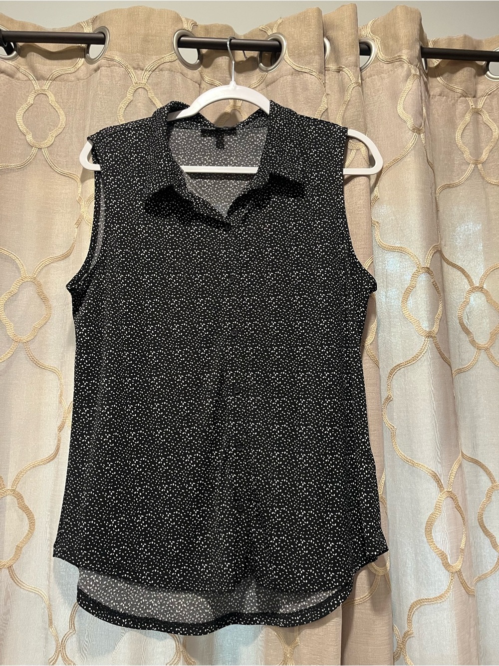Adrianna Papell Black Sleeveless Button-Down with White Dot Print